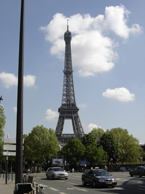 Pakollinen Eiffel-kuva IEA:n nurkan takaa