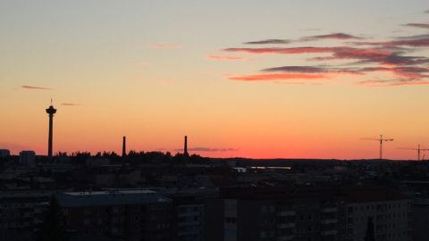 Aurinko laskee Tampereen ylle