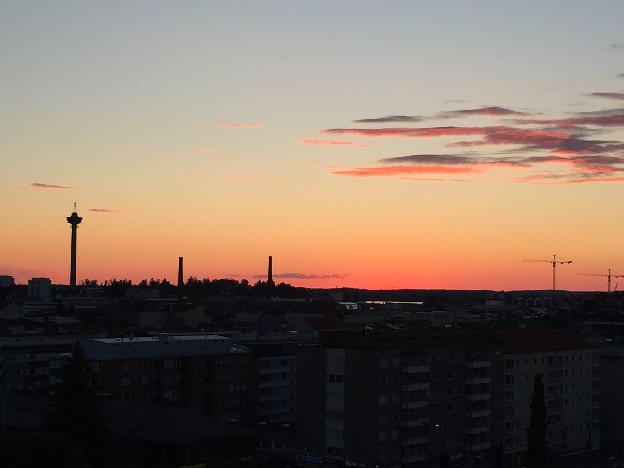 Aurinko laskee Tampereen ylle