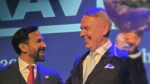 Pekka Haavisto ja Antonio Flores vaalivalvojaisissa iloisin ilmein ja isot kukat kÃ¤dessÃ¤