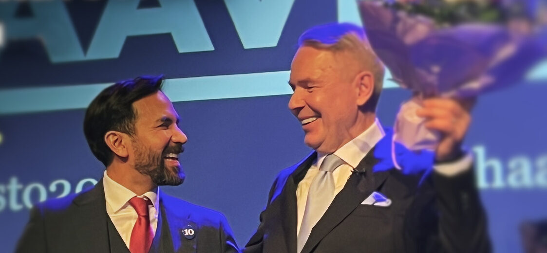 Pekka Haavisto ja Antonio Flores vaalivalvojaisissa iloisin ilmein ja isot kukat kÃ¤dessÃ¤