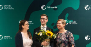 Vastavalittu puheenjohtajisto: Inka Hopsu, Oras Tynkkynen kukat kÃ¤dessÃ¤ ja Krista Mikkonen